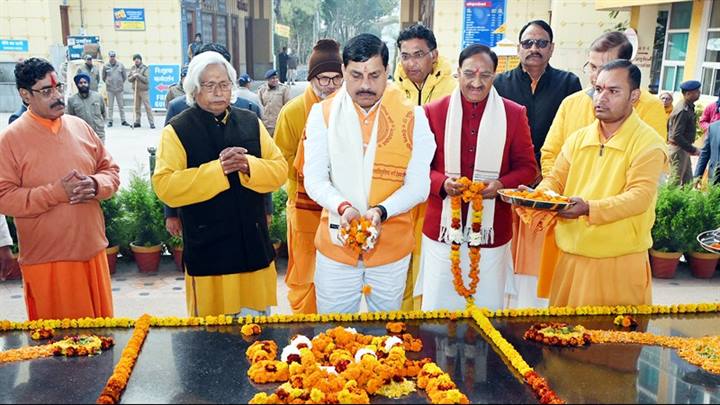 CM Dr. Yadav has darshan of Siddha Akhand Deepak, prays for the prosperity of State